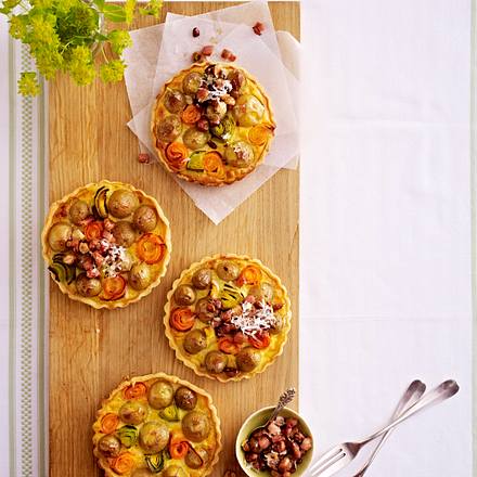 Kartoffel-Tarteletts mit Lauch, Möhren und Speck-Nuss-Bröseln Rezept Kartoffel-Tarteletts mit Lauch, Möhren und Speck-Nuss-Bröseln Rezept