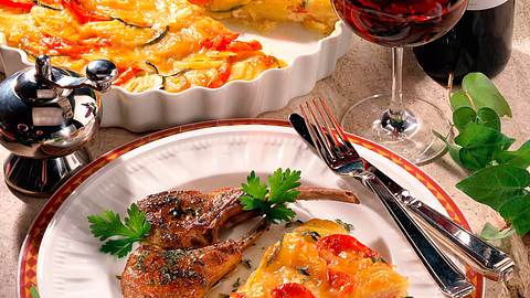 Kartoffel-Tomaten-Zucchini-Gratin mit Lammstiel-Koteletts Rezept - Foto: Maass