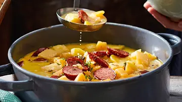 Kartoffel-Wurst-Eintopf mit scharfem Wasabi-Topping Rezept - Foto: LECKER @ Bauer Media Group Kartoffel-Wurst-Eintopf mit scharfem Wasabi-Topping Rezept - Foto: LECKER @ Bauer Media Group