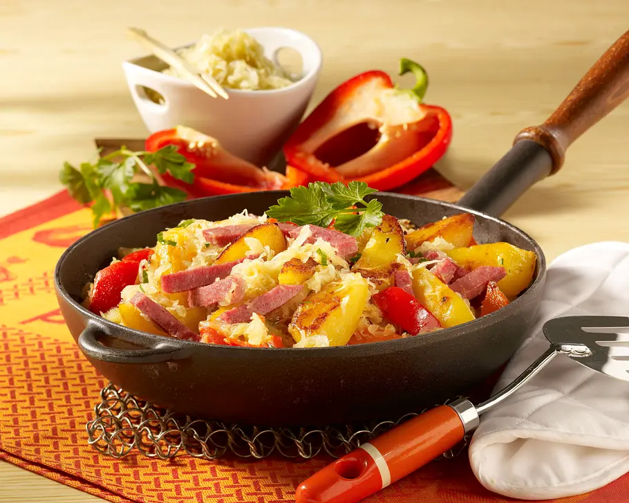 Kartoffel-Wurstpfanne mit Sauerkraut Rezept