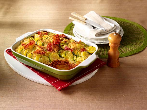 Kartoffel-Zucchini-Auflauf mit Mett und Käse-Béchamel Rezept Kartoffel-Zucchini-Auflauf mit Mett und Käse-Béchamel Rezept