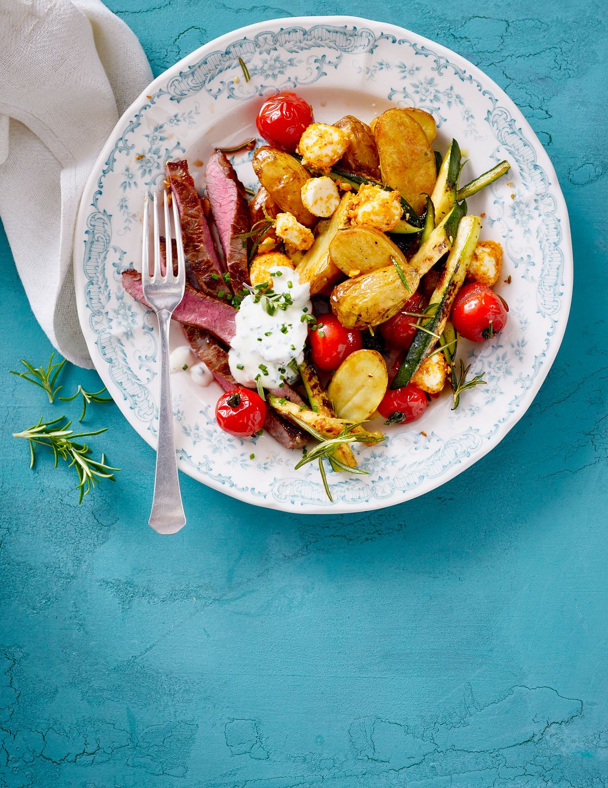 Kartoffel-Zucchini-Mozzarella Salat mit Joghurtdressing Rezept