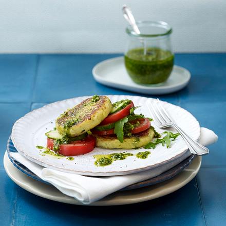 Kartoffel-Zucchini-Plätzchen mit Tomaten-Gurkensalat und Rauke-Pesto Rezept Kartoffel-Zucchini-Plätzchen mit Tomaten-Gurkensalat und Rauke-Pesto Rezept
