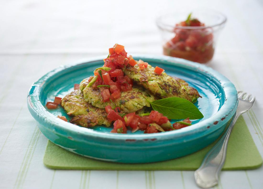 Kartoffel-Zucchini-Puffer mit Parmesan und Tomatensalsa Rezept Kartoffel-Zucchini-Puffer mit Parmesan und Tomatensalsa Rezept