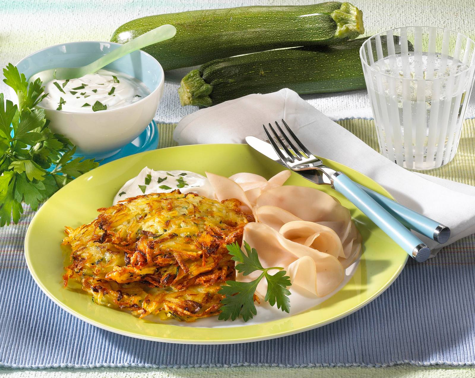 Kartoffel-Zucchini-Puffer mit Petersilien-Quark Rezept | LECKER