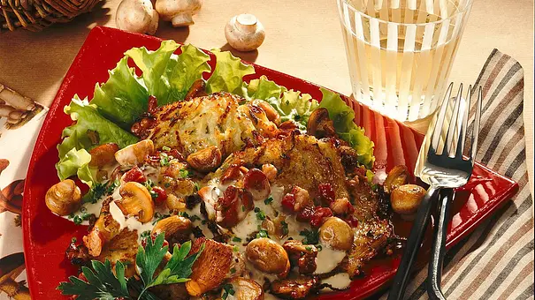 Kartoffel-Zucchini-Puffer mit Pilzgemüse in Rahmsoße Rezept - Foto: LECKER @ Bauer Media Group