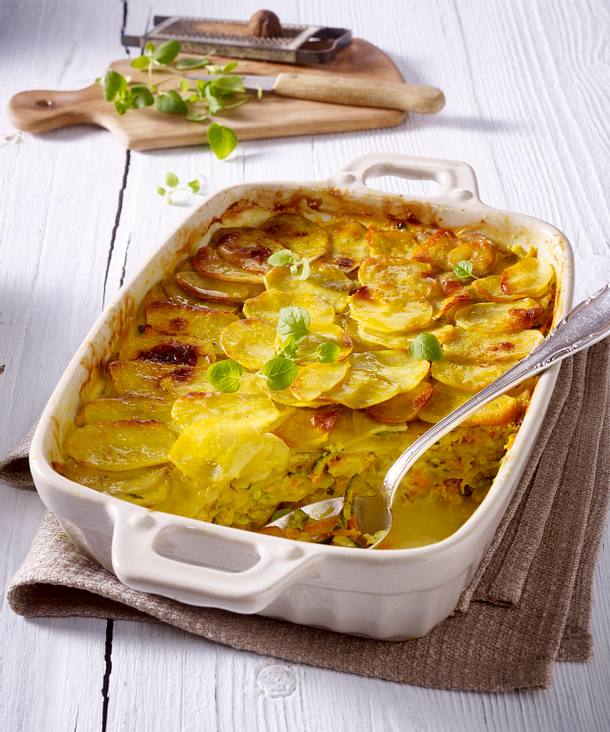 Kartoffelauflauf mit Möhre, Sellerie und Zucchini Rezept | LECKER