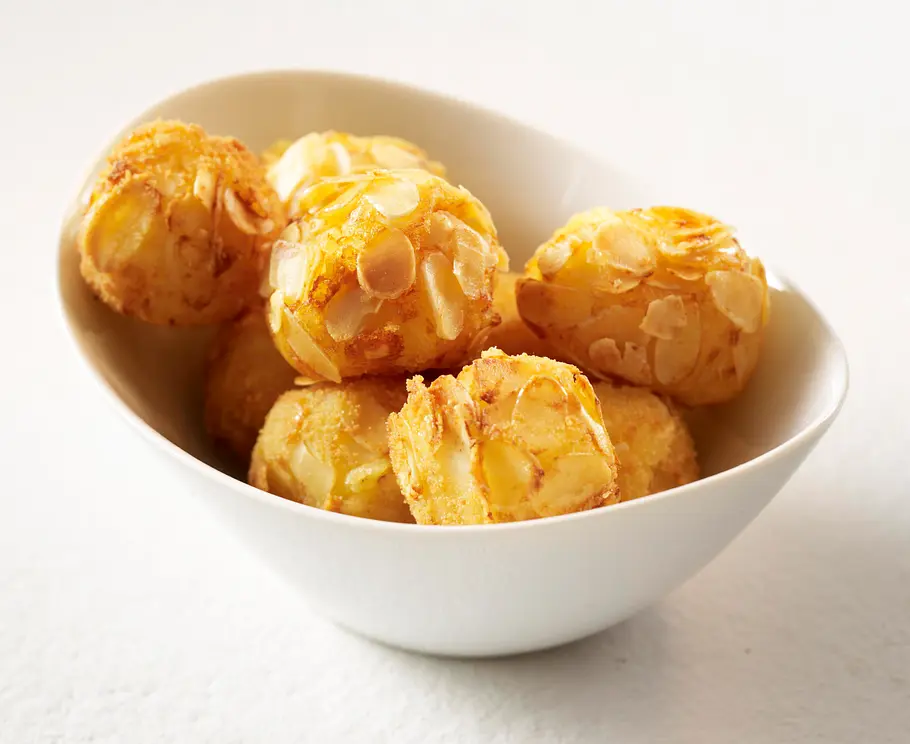 Kartoffelbeilagen aus gekochten Kartoffeln: Mandelbällchen Rezept Kartoffelbeilagen aus gekochten Kartoffeln: Mandelbällchen Rezept