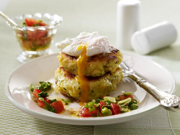 Kartoffelbratlinge mit pochiertem Ei und Tomaten-Lauchzwiebel-Salsa Rezept