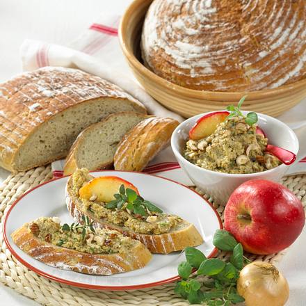 Kartoffelbrot mit Apfel-Zwiebel-Haselnuss-Aufstrich Rezept Kartoffelbrot mit Apfel-Zwiebel-Haselnuss-Aufstrich Rezept