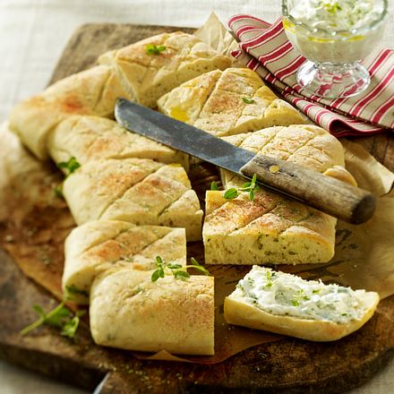 Kartoffelbrot mit Oregano und Kräuter-Schmand-Dip Rezept Kartoffelbrot mit Oregano und Kräuter-Schmand-Dip Rezept
