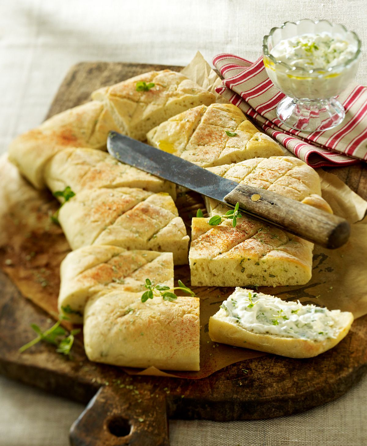 Kartoffelbrot mit Oregano und Kräuter-Schmand-Dip Rezept