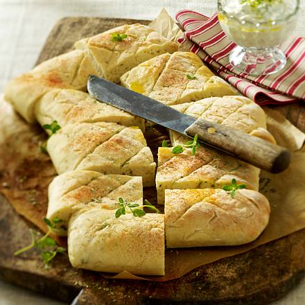 Kartoffelbrot vom Blech mit Oregano zu Kräuter-Schmand-Dip Rezept Kartoffelbrot vom Blech mit Oregano zu Kräuter-Schmand-Dip Rezept