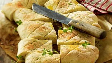Kartoffelbrot vom Blech mit Oregano zu Kräuter-Schmand-Dip Rezept - Foto: LECKER @ Bauer Media Group