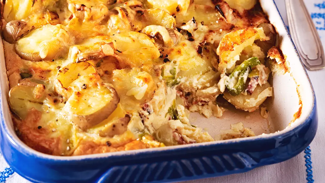Kartoffelgratin mit Lauch und Speck Rezept - Foto: LECKER @ Bauer Media Group Kartoffelgratin mit Lauch und Speck Rezept - Foto: LECKER @ Bauer Media Group