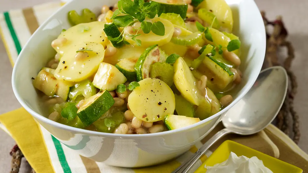 Kartoffelgulasch mit weißen Bohnen, Zucchini und Staudensellerie Rezept - Foto: LECKER @ Bauer Media Group Kartoffelgulasch mit weißen Bohnen, Zucchini und Staudensellerie Rezept - Foto: LECKER @ Bauer Media Group