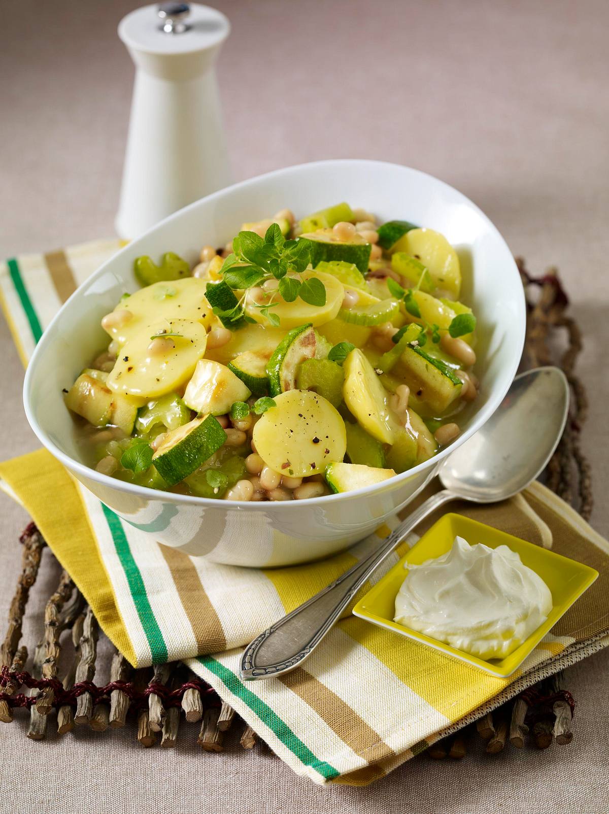 Kartoffelgulasch mit weißen Bohnen, Zucchini und Staudensellerie Rezept