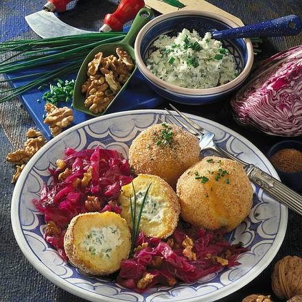 Kartoffelklöße mit Frischkäsefüllung und Rotkohl Rezept