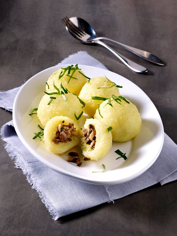 Kartoffelklöße mit Kräuter-Pilz-Füllung Rezept | LECKER