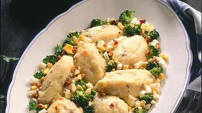 Kartoffelklöße mit Broccoli Rezept - Foto: LECKER @ Bauer Media Group