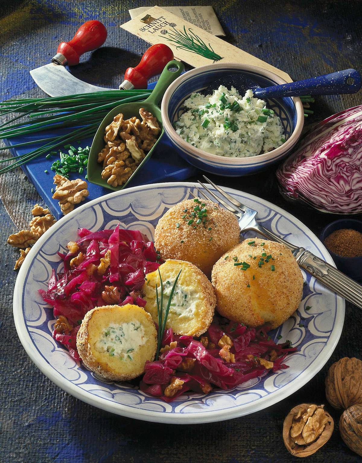 Kartoffelklöße mit Frischkäsefüllung und Rotkohl Rezept