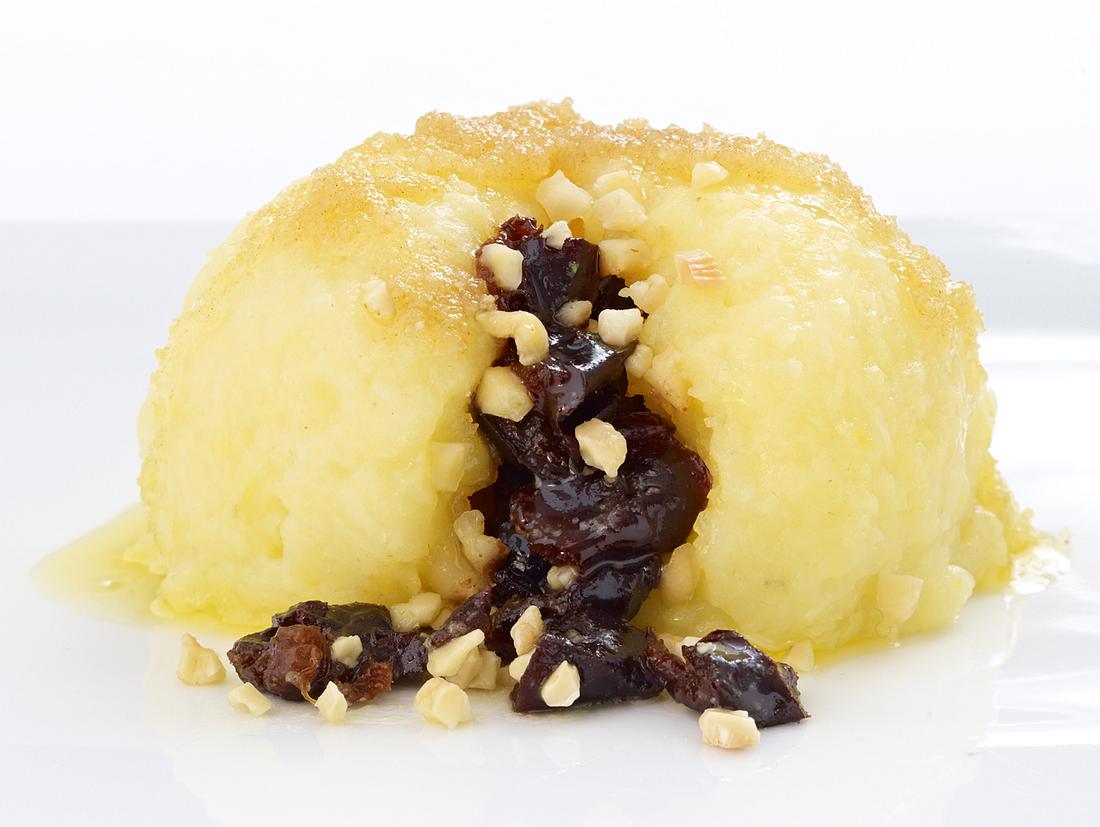 Kartoffelknödel mit Pflaumen und Mandeln Rezept | LECKER
