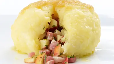 Kartoffelknödel mit Speck und Apfel Rezept - Foto: LECKER @ Bauer Media Group