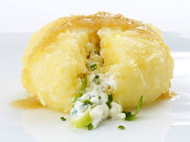 Kartoffelknödel mit Frischkäse-Lauchzwiebelfüllung Rezept Kartoffelknödel mit Frischkäse-Lauchzwiebelfüllung Rezept