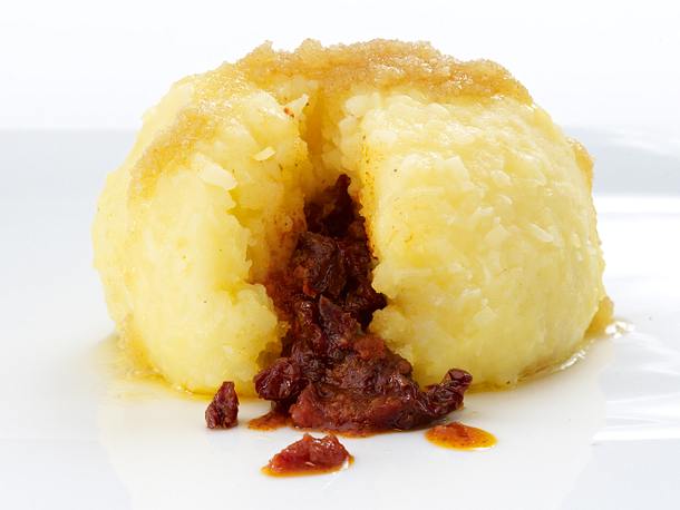 Kartoffelknödel mit getrockneten Tomaten und rotem Pesto Rezept Kartoffelknödel mit getrockneten Tomaten und rotem Pesto Rezept