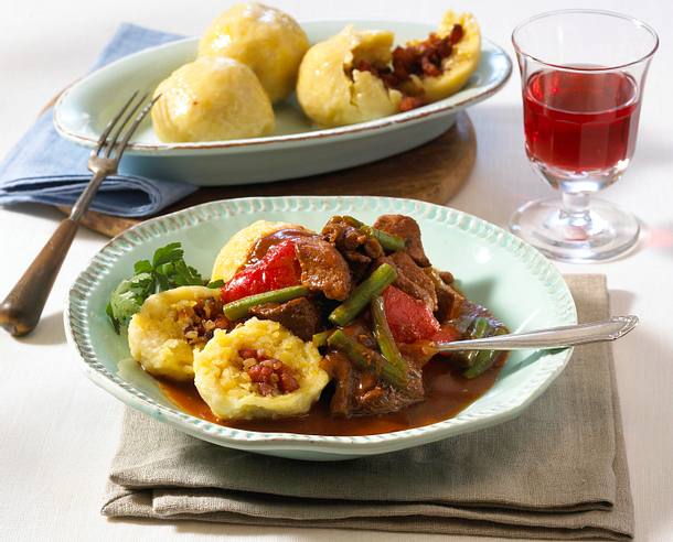 Kartoffelknödel mit Paprika-Bohnen-Gulasch Rezept Kartoffelknödel mit Paprika-Bohnen-Gulasch Rezept