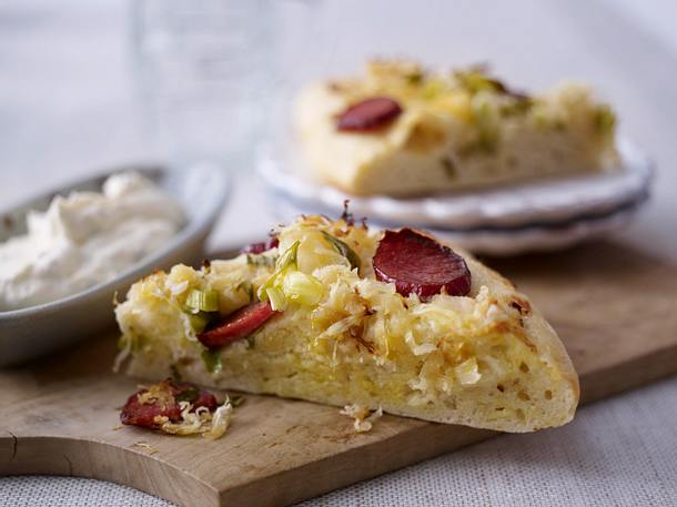 Kartoffelkuchen mit Sauerkraut und Kabanossi Rezept Kartoffelkuchen mit Sauerkraut und Kabanossi Rezept