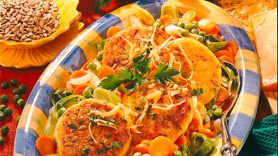 Kartoffelküchlein mit buntem Gemüse Rezept - Foto: LECKER @ Bauer Media Group