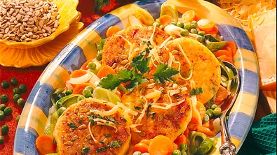 Kartoffelküchlein mit buntem Gemüse Rezept - Foto: LECKER @ Bauer Media Group
