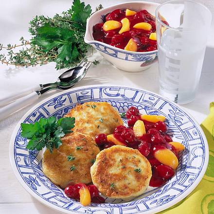 Kartoffelküchlein mit Aprikosen-Kirschkompott Rezept Kartoffelküchlein mit Aprikosen-Kirschkompott Rezept