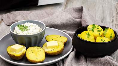 Kartoffeln in der Mikrowelle garen: Salzkartoffeln und Pellkartoffeln - Foto: ShowHeroes für LECKER @ Bauer Media Group