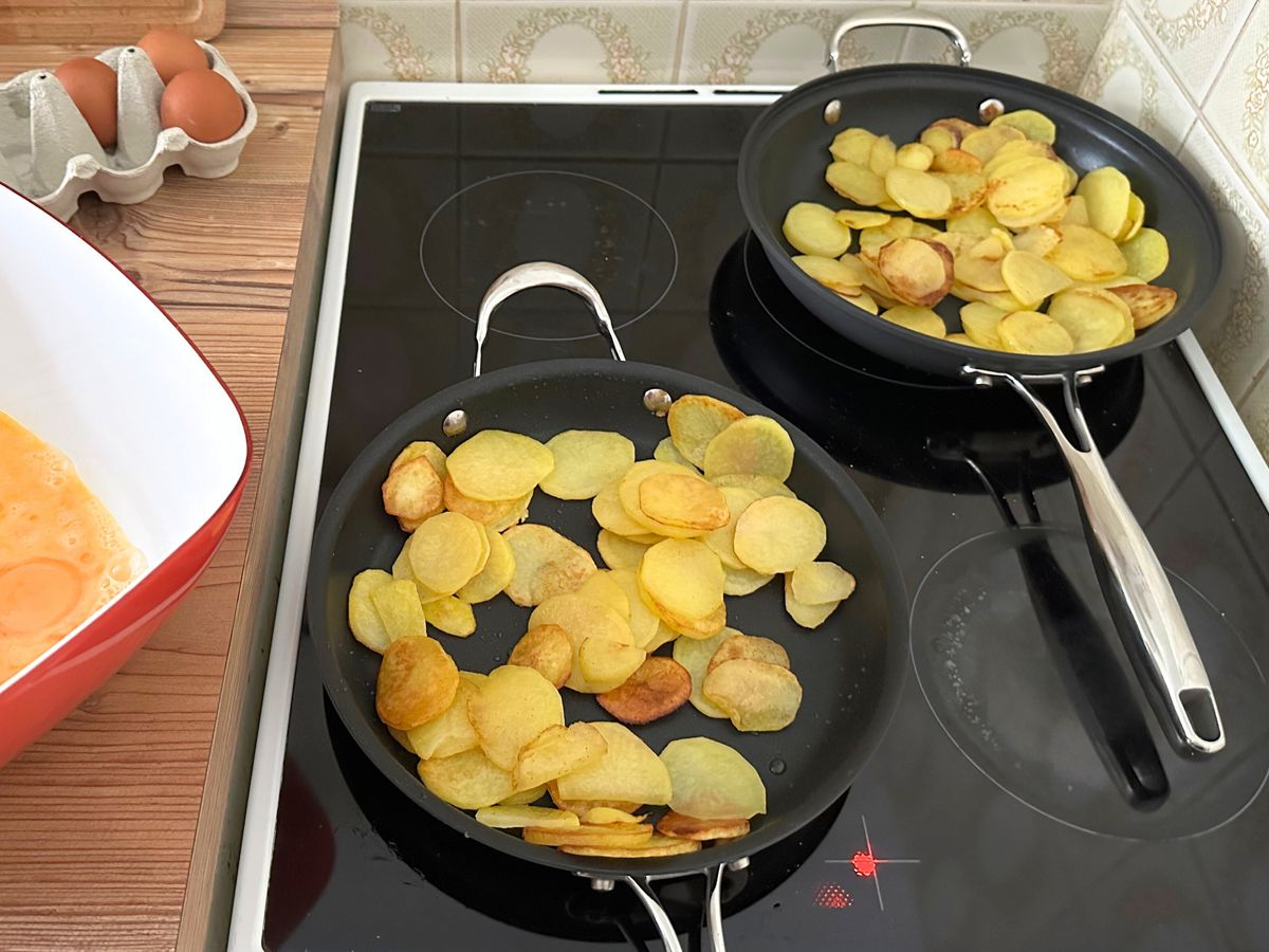 In den beiden Einzelpfannen von Hagen Grote werden auf dem Herd Kartoffelscheiben braun gebraten