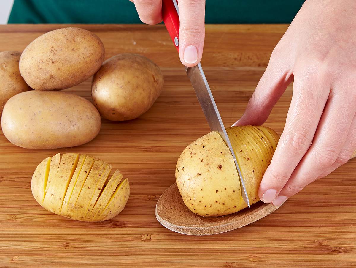Kartoffel fächerartig einschneiden