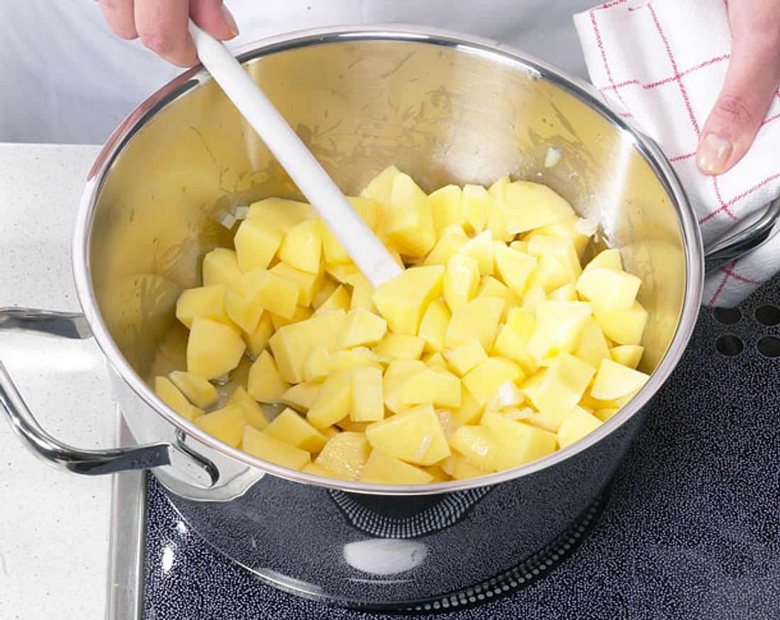 Kartoffeln für Gemüsegulasch andünsten