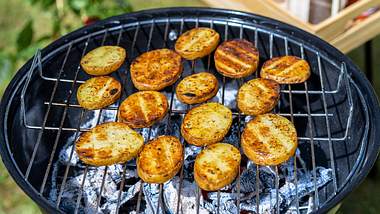 Kartoffeln in Scheiben grillen - Foto: LECKER:de