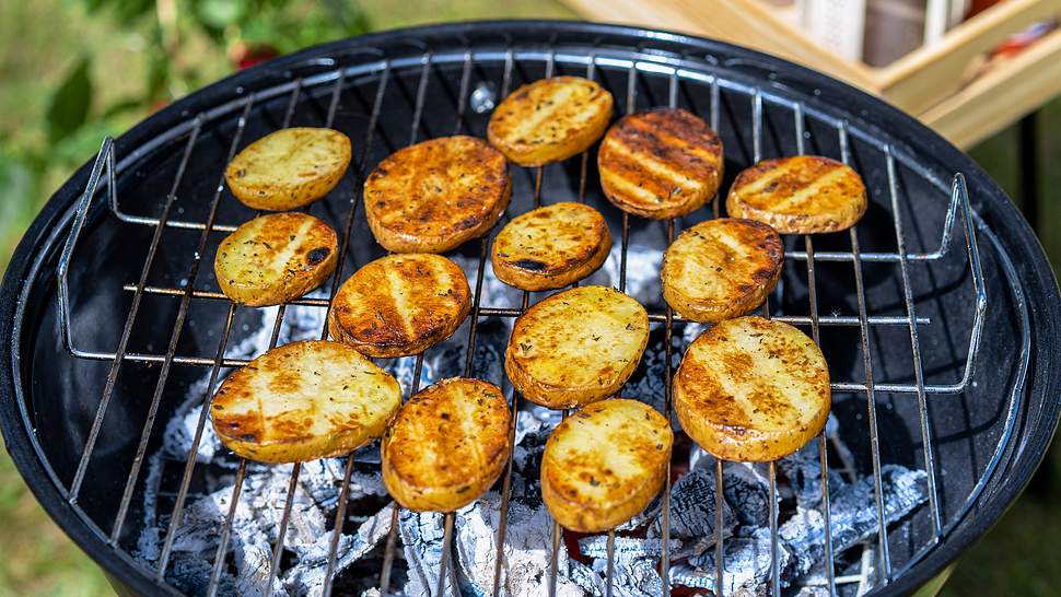 Kartoffeln in Scheiben grillen - Foto: LECKER:de