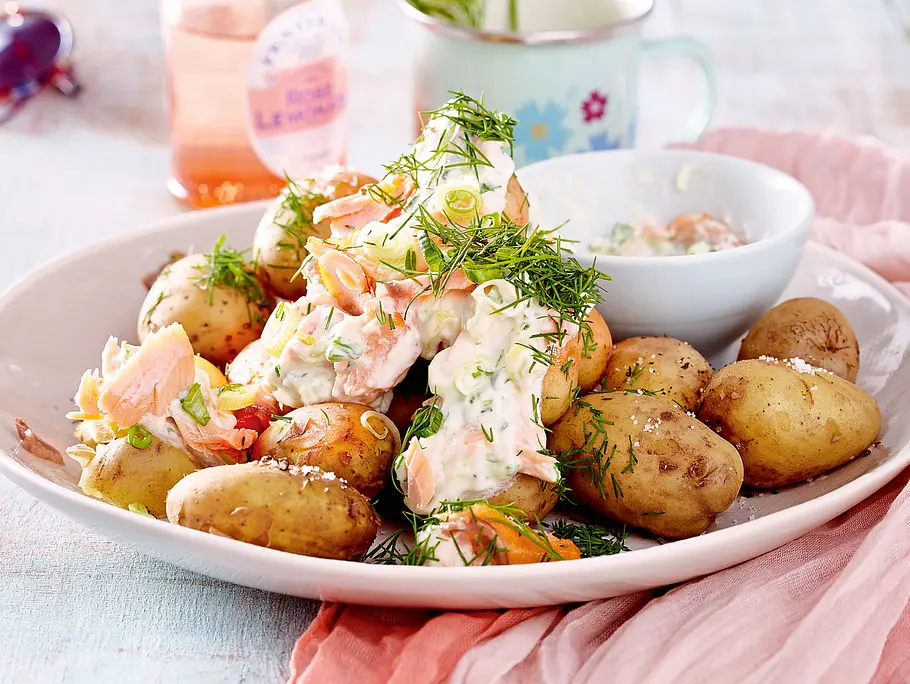 Kartoffeln mit Lachs-Kräuter-Dip Rezept Kartoffeln mit Lachs-Kräuter-Dip Rezept