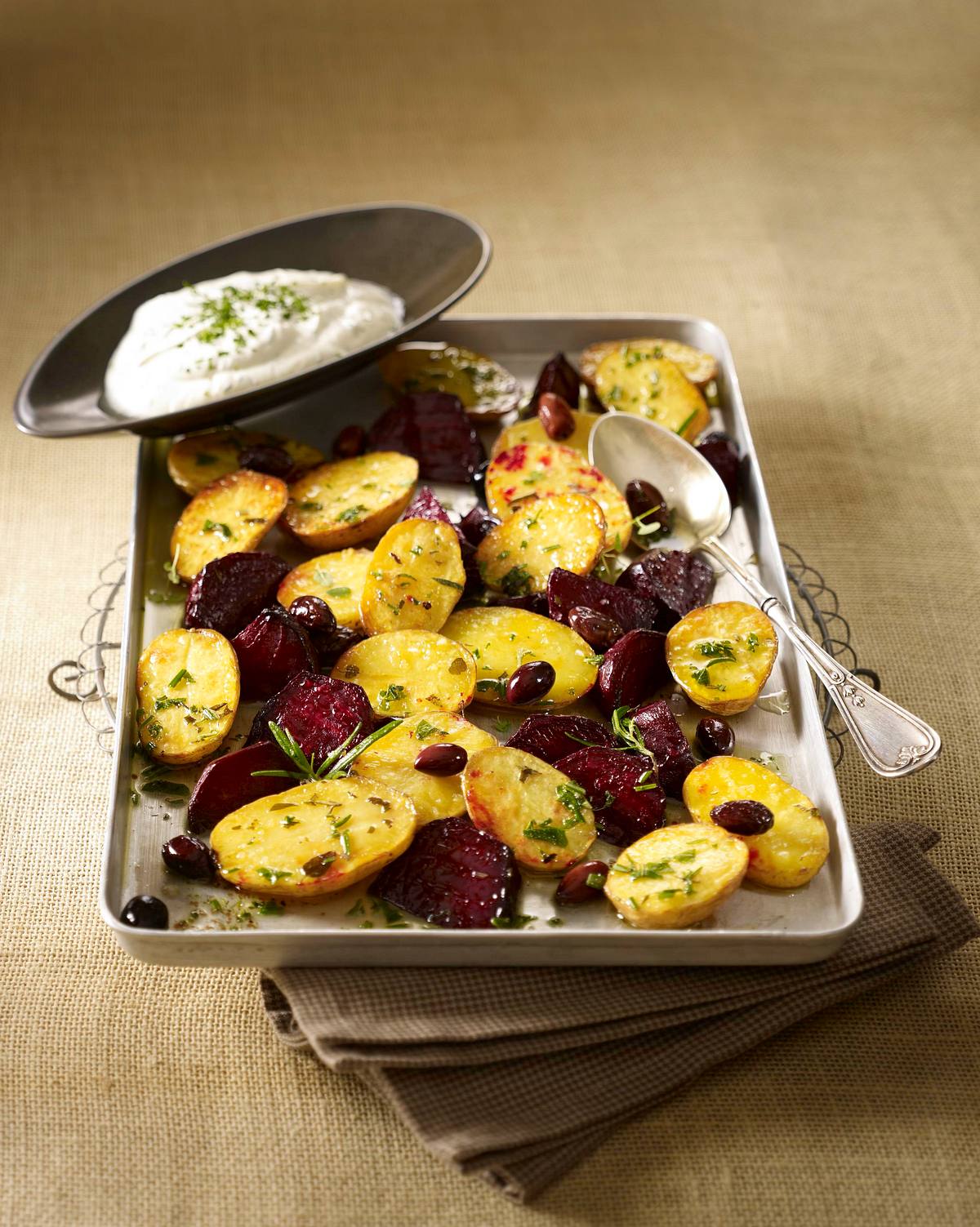 Kartoffeln mit Roten Beten vom Blech und Frischkäsecreme Rezept