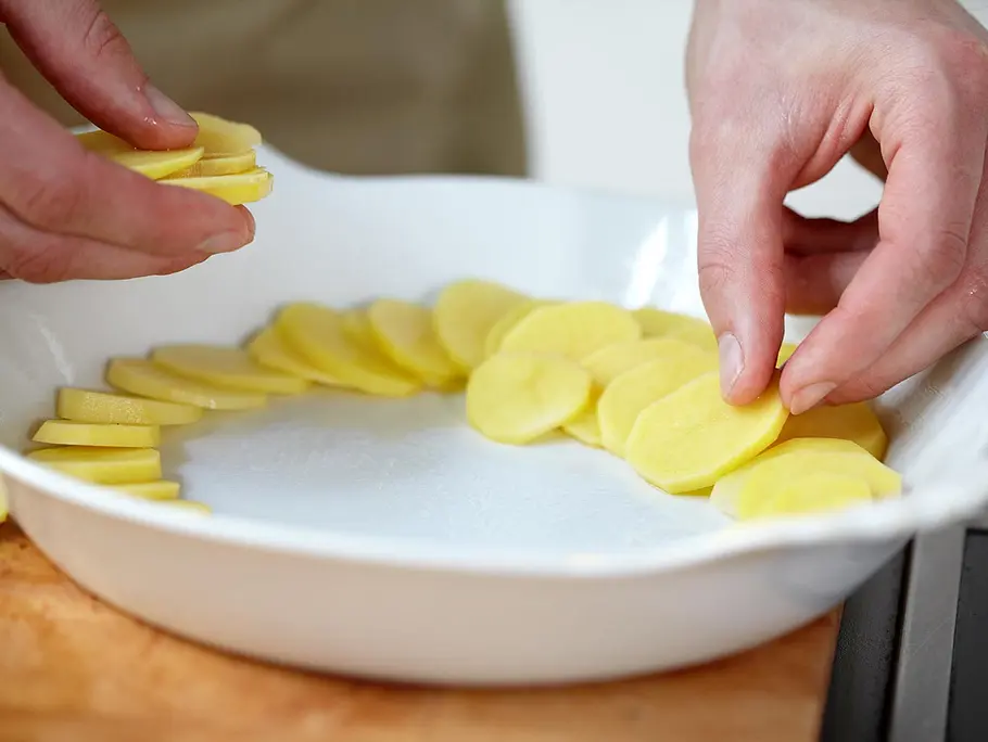 Kartoffelgratin: Kartoffelscheiben schichten 