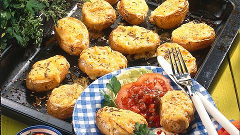 Kartoffeln vom Blech mit zweierlei Soßen Rezept - Foto: Först, Thomas