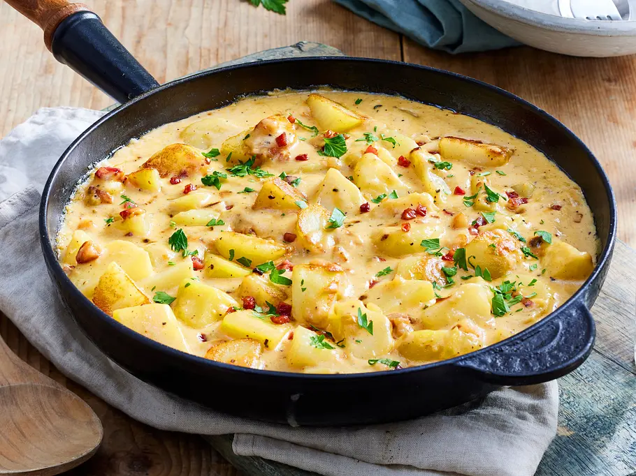 Zum Reinlegen lecker: Kartoffelpfanne mit cremiger Sahnesoße | LECKER