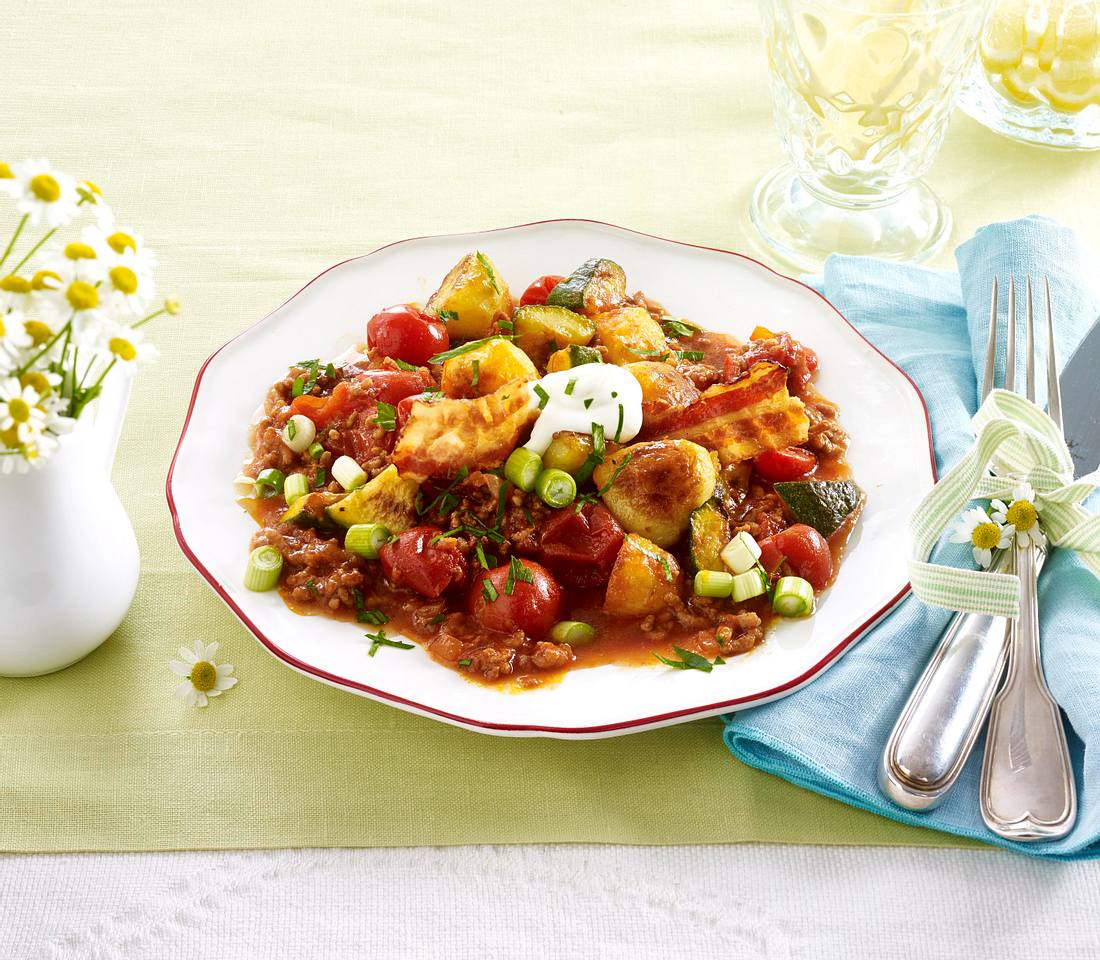 Kartoffelpfanne mit Bolognesesoße Rezept | LECKER