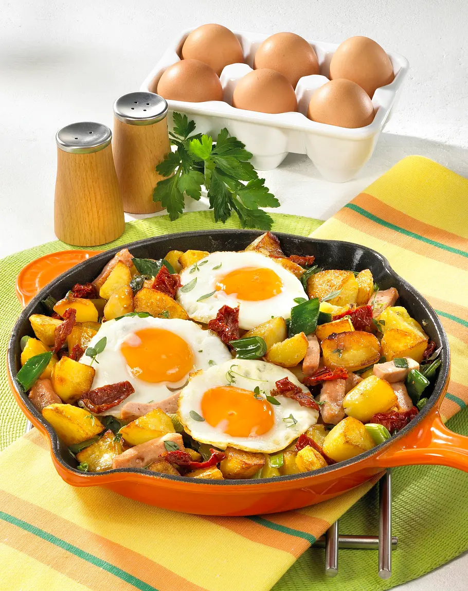 Kartoffelpfanne mit Fleischkäse und Spiegelei Rezept
