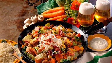 Kartoffelpfanne mit Möhren und Champignons Rezept - Foto: LECKER @ Bauer Media Group