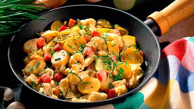 Kartoffelpfanne mit Rührei und Zucchini Rezept - Foto: LECKER @ Bauer Media Group
