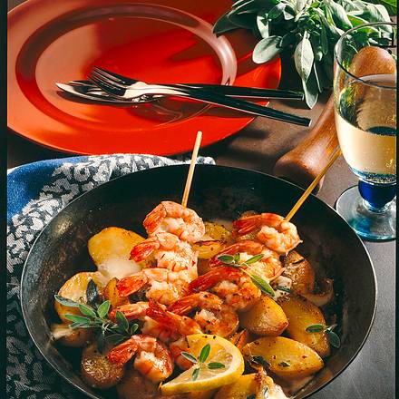 Kartoffelpfanne mit Scampi-Spießen Rezept